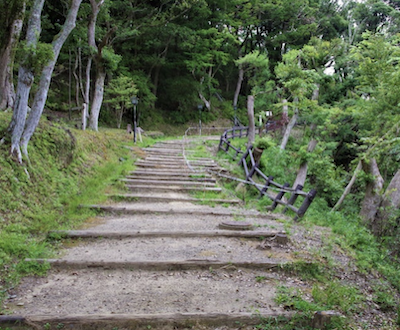 Unpaved step-like slope
